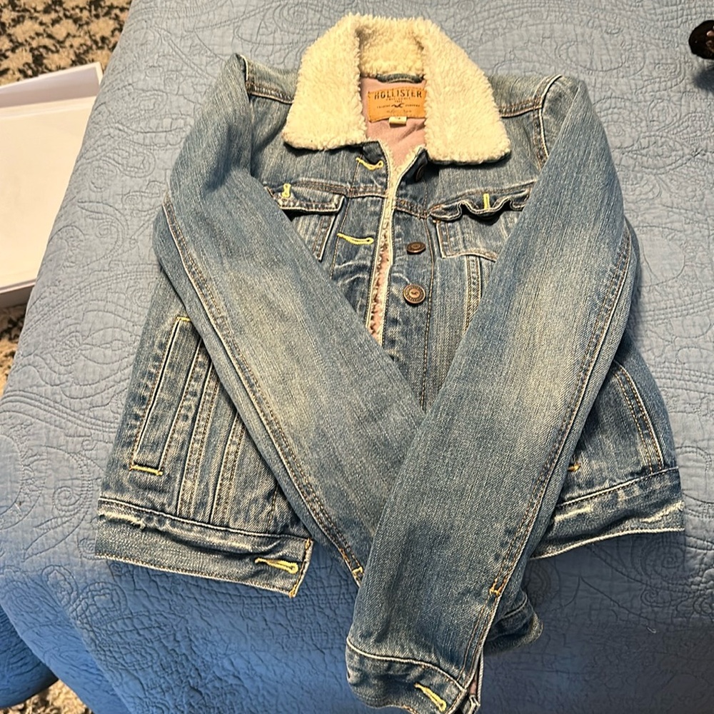 Hollister Xs Jean jacket with fur around collar and sleeve